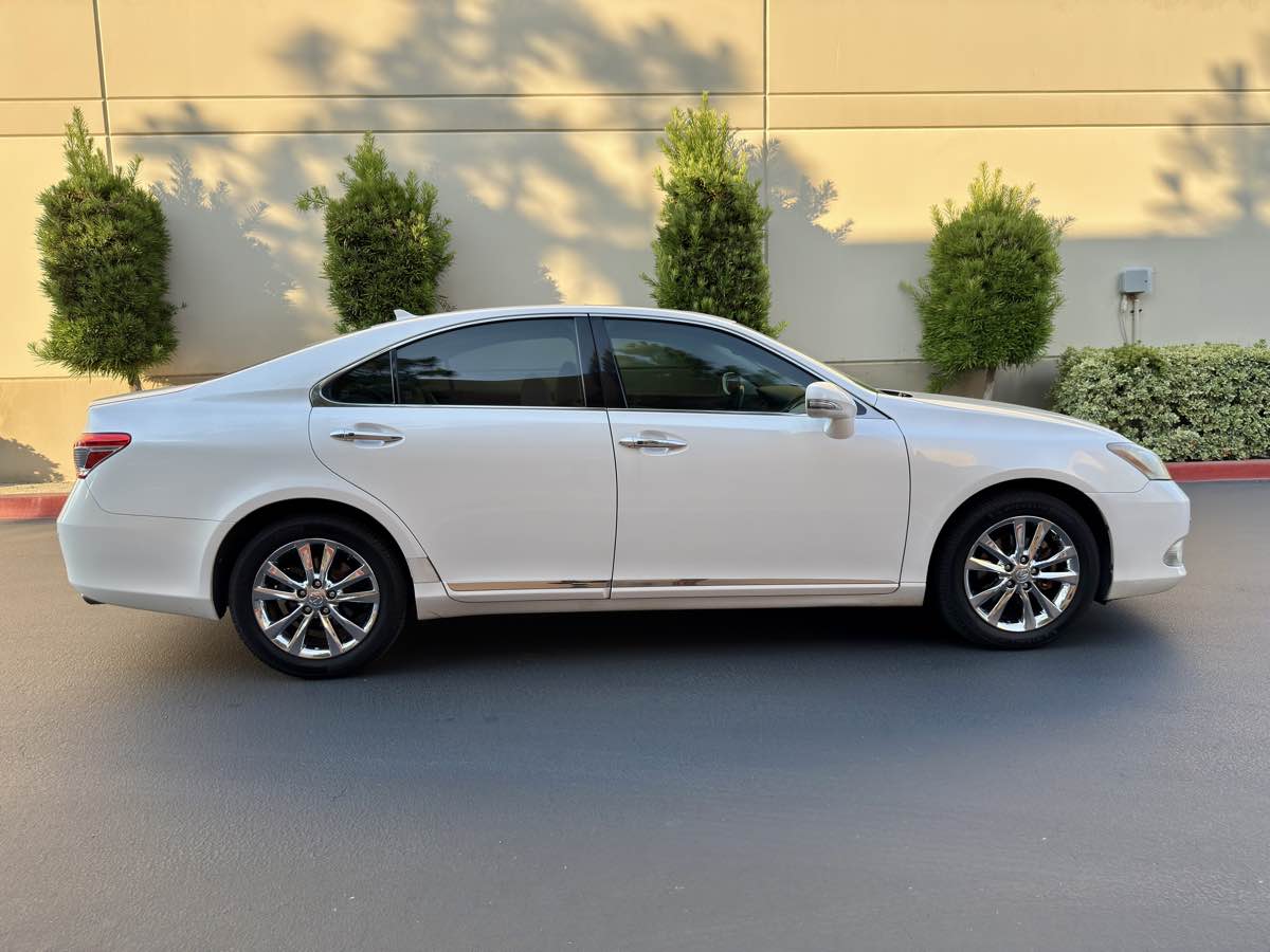 2011 Lexus ES 350 photo 10