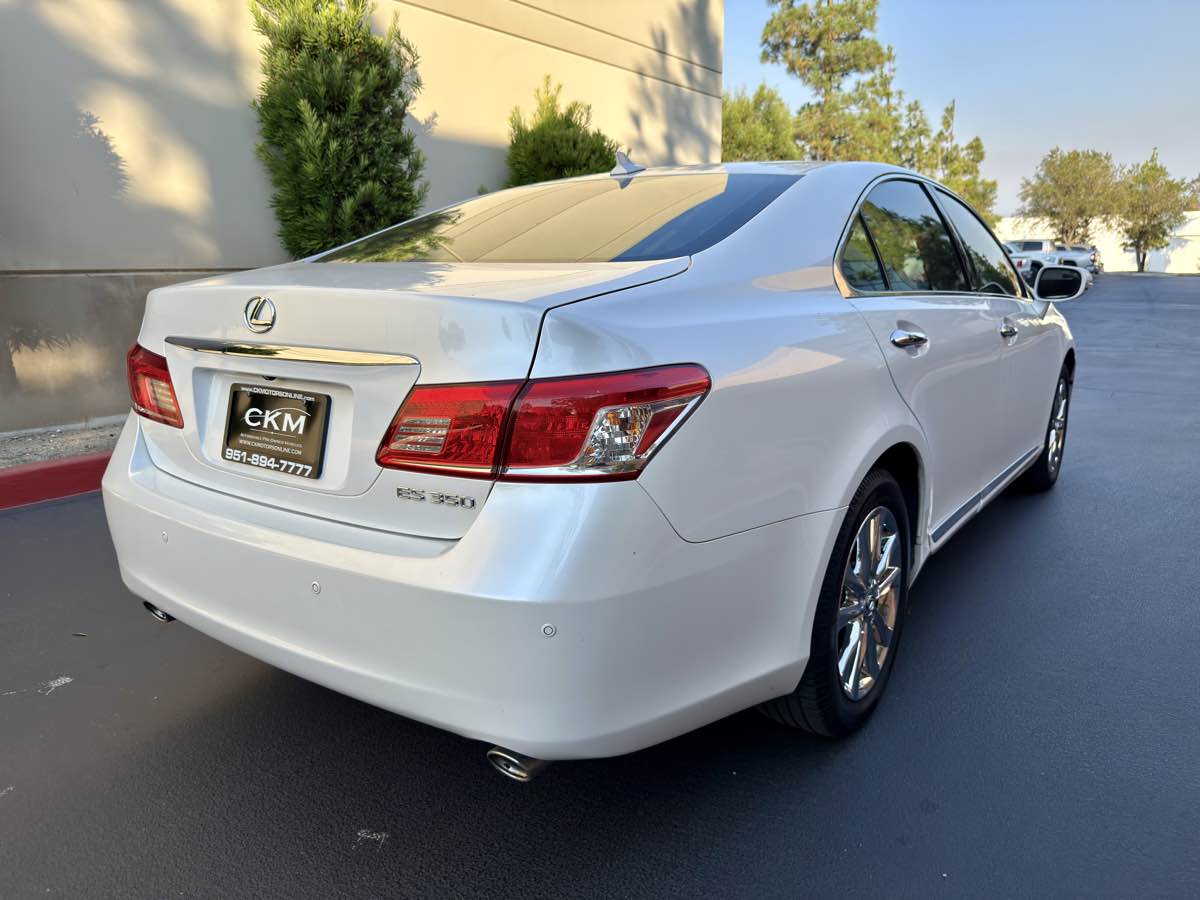 2011 Lexus ES 350 photo 11