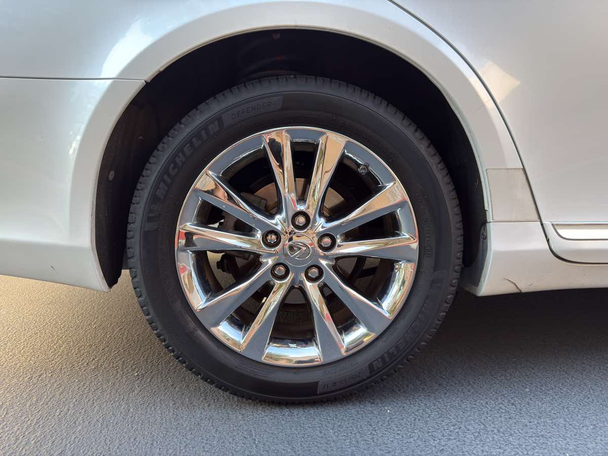 2011 Lexus ES 350 photo 18