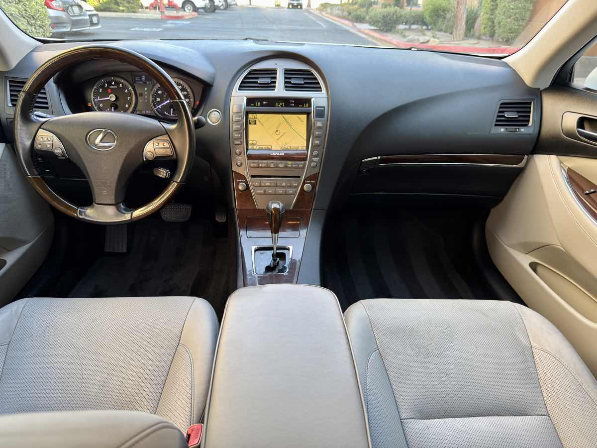 2011 Lexus ES 350 photo 23