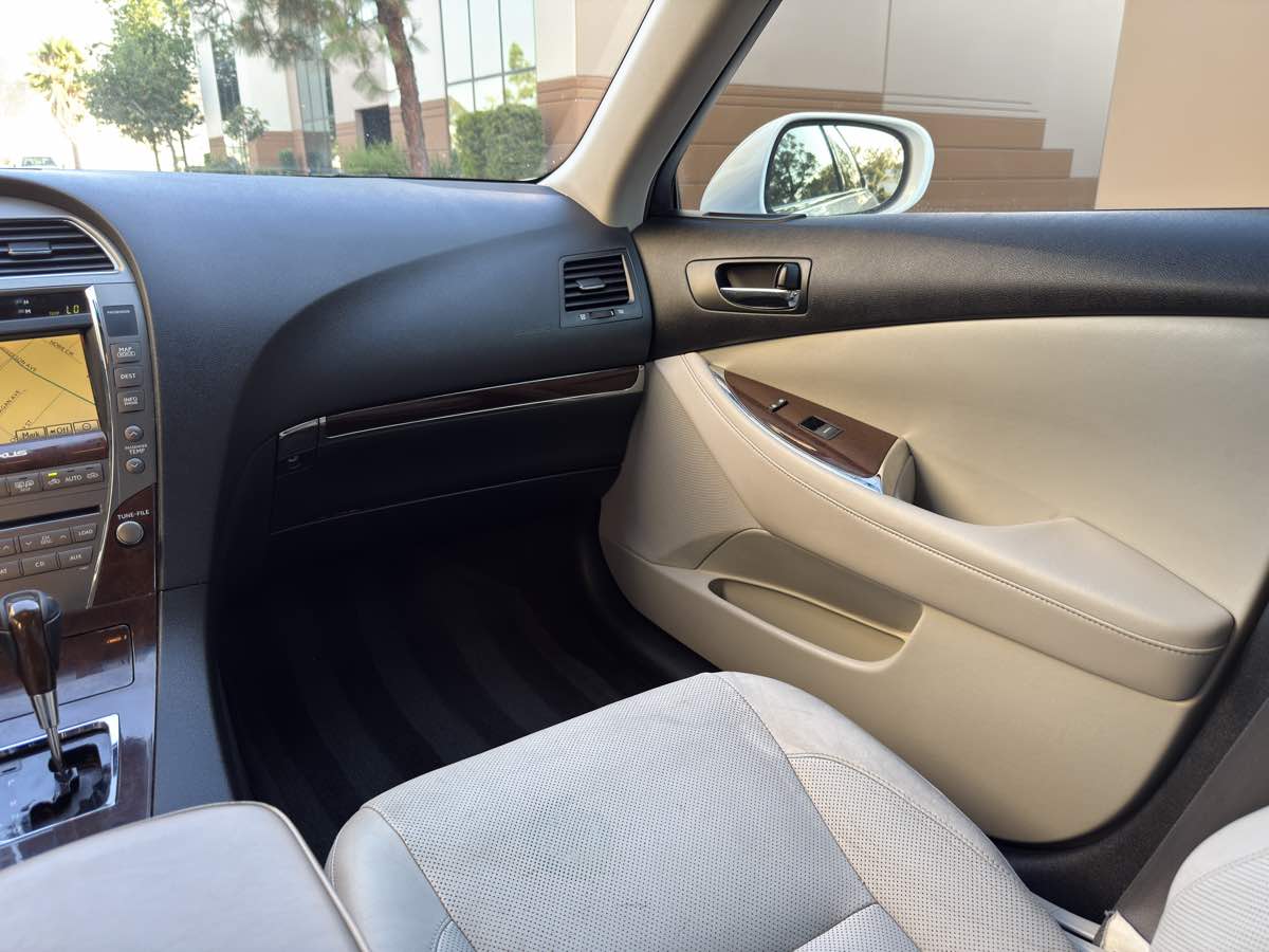 2011 Lexus ES 350 photo 25