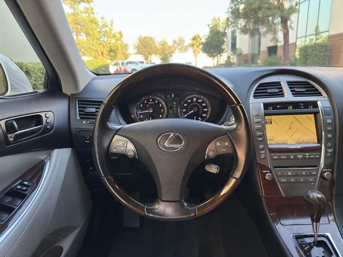 2011 Lexus ES 350 photo 27