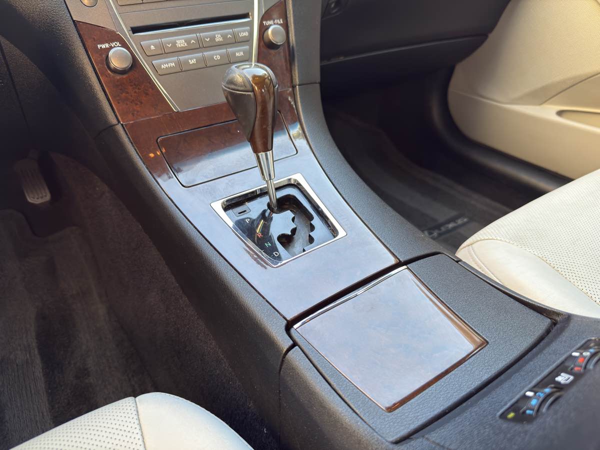 2011 Lexus ES 350 photo 30