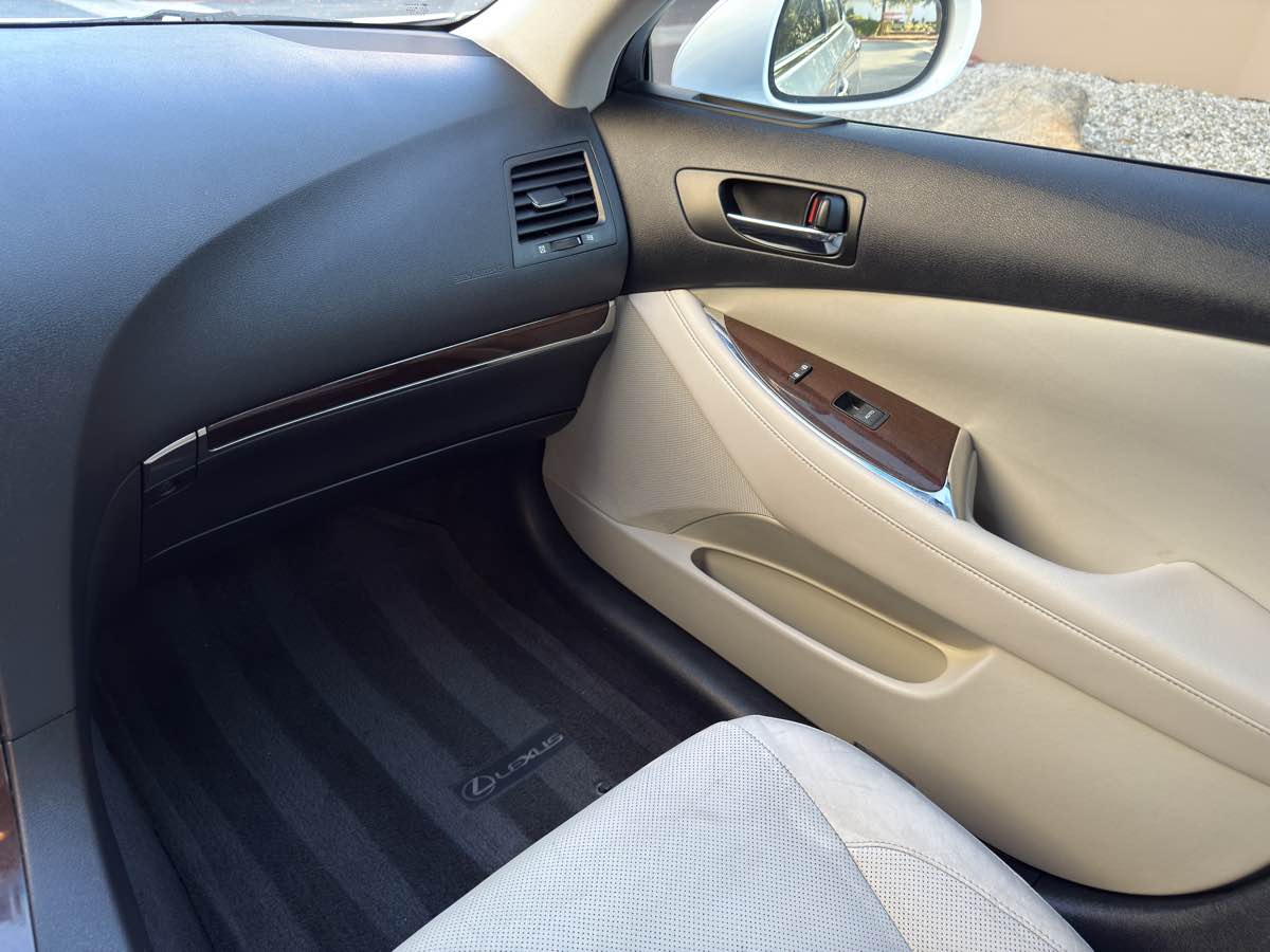 2011 Lexus ES 350 photo 31