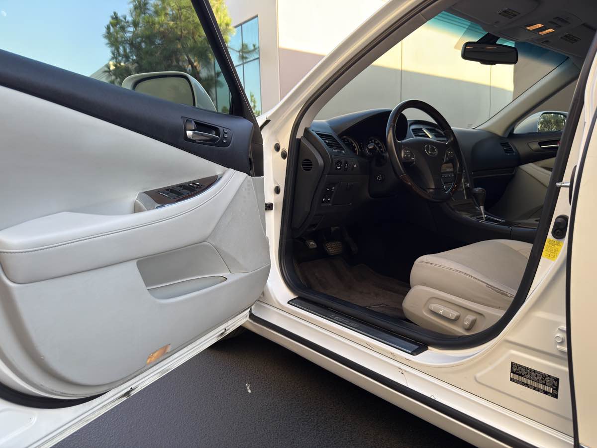 2011 Lexus ES 350 photo 32