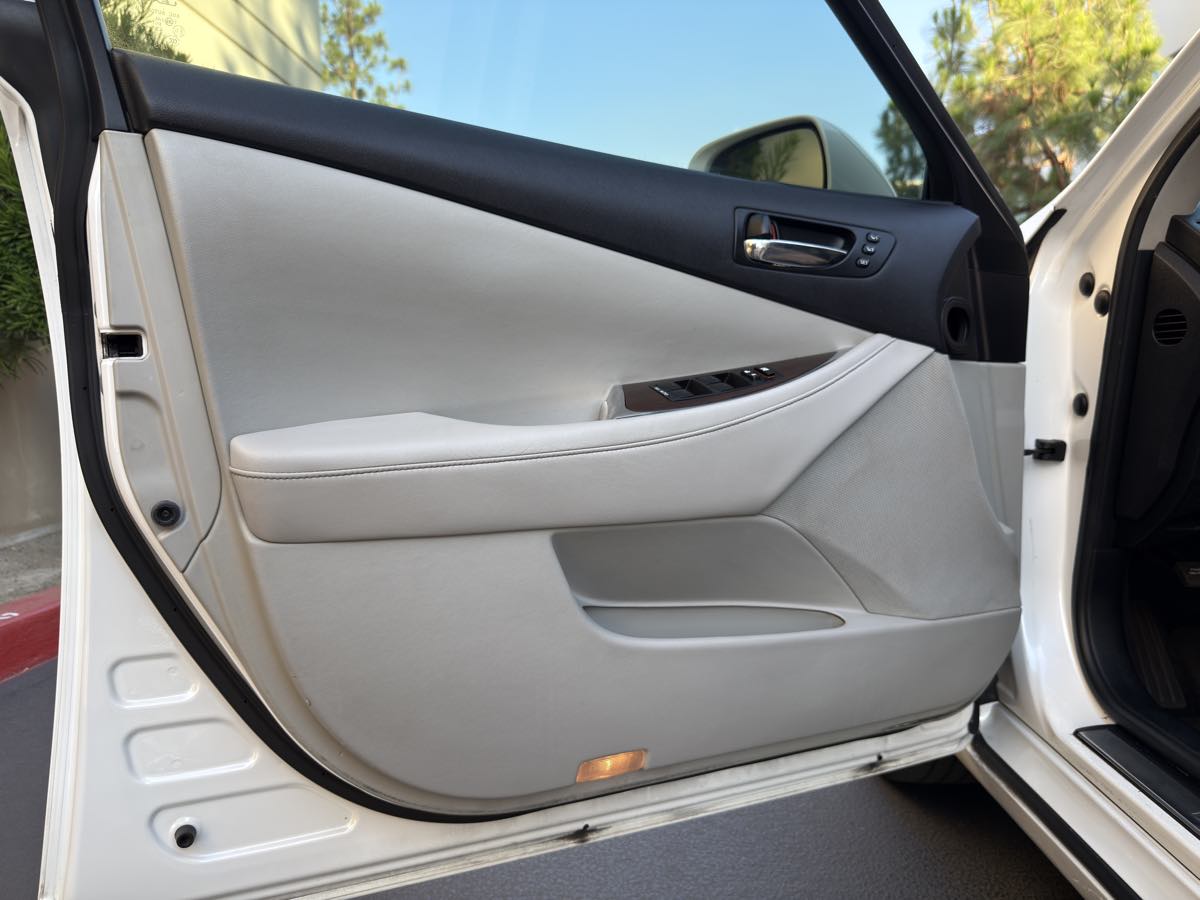 2011 Lexus ES 350 photo 33