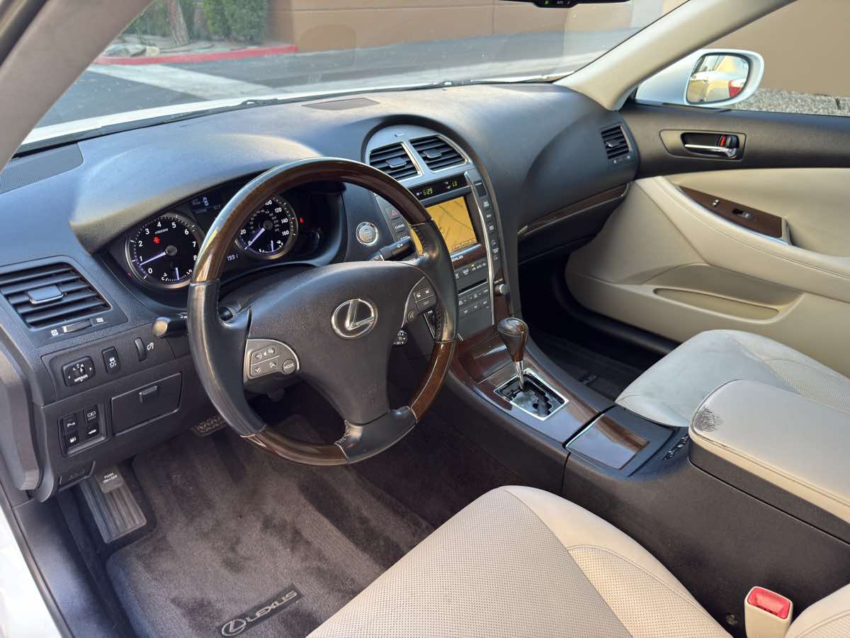 2011 Lexus ES 350 photo 34