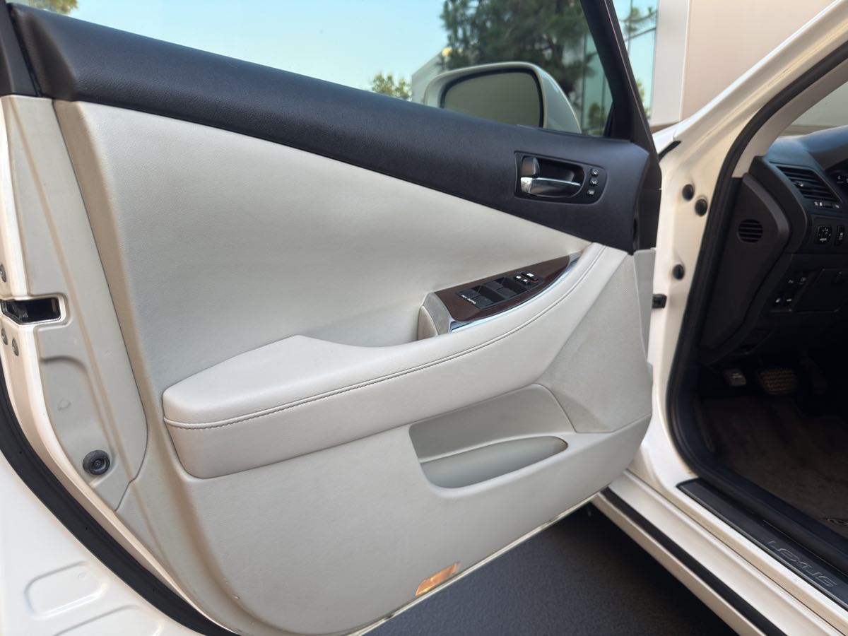 2011 Lexus ES 350 photo 35