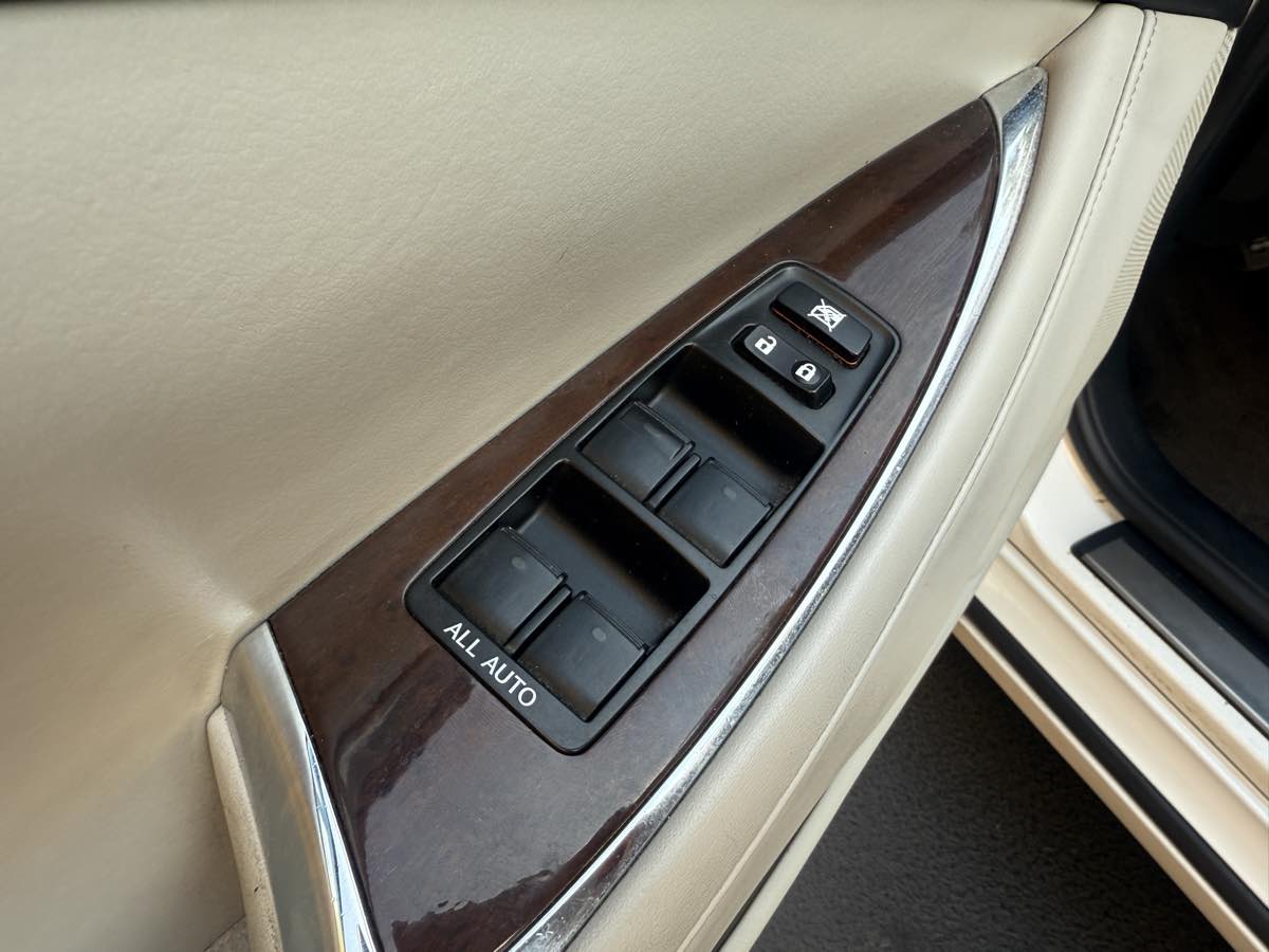 2011 Lexus ES 350 photo 36