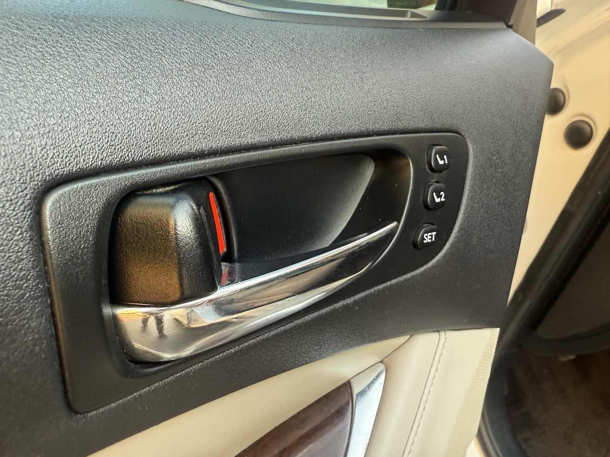 2011 Lexus ES 350 photo 37