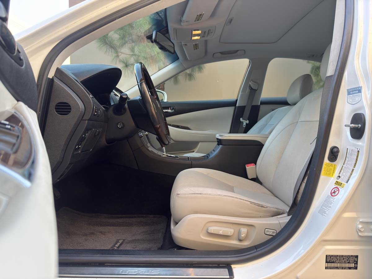 2011 Lexus ES 350 photo 38