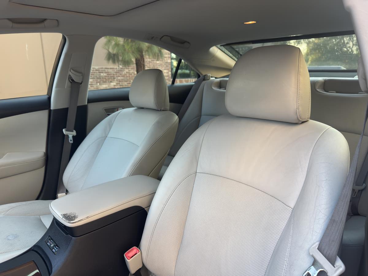 2011 Lexus ES 350 photo 39