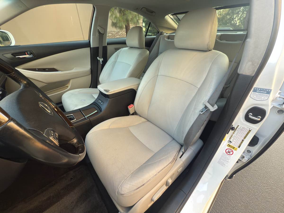 2011 Lexus ES 350 photo 40