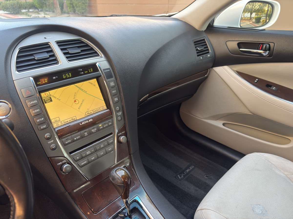 2011 Lexus ES 350 photo 48