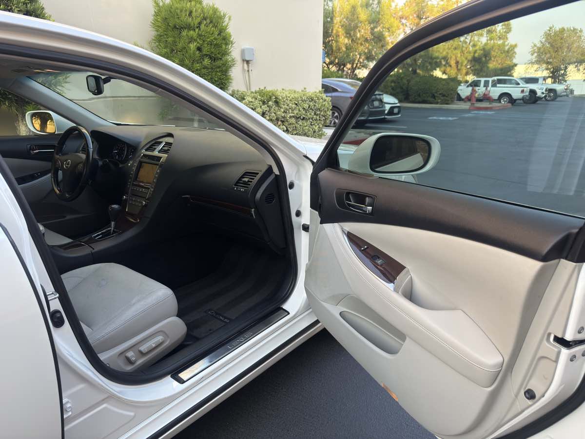 2011 Lexus ES 350 photo 55