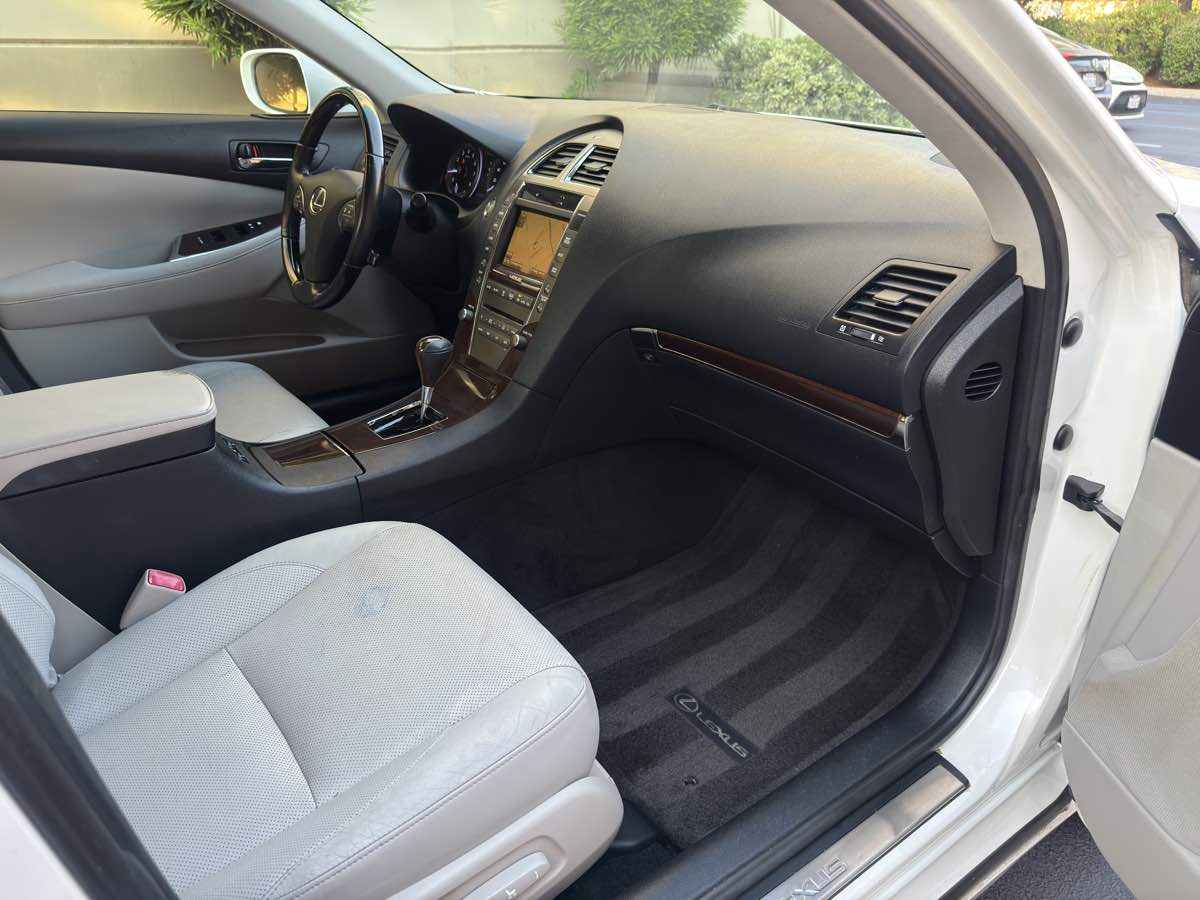 2011 Lexus ES 350 photo 56