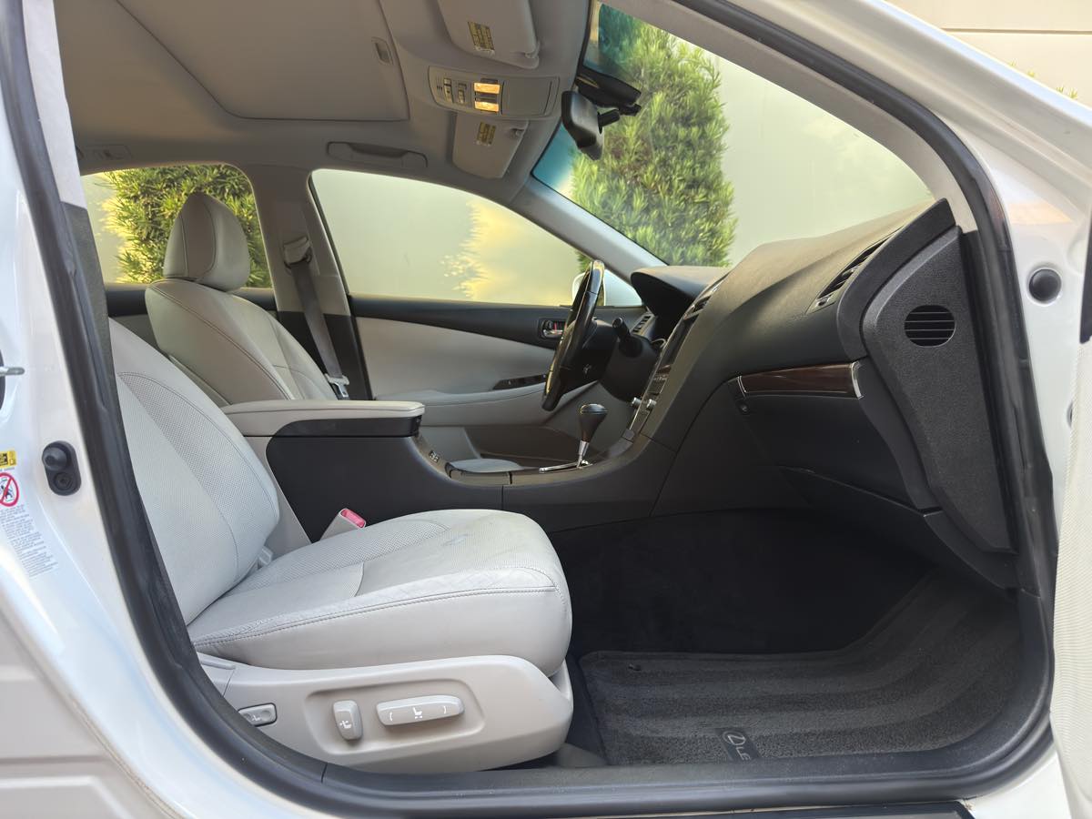 2011 Lexus ES 350 photo 57