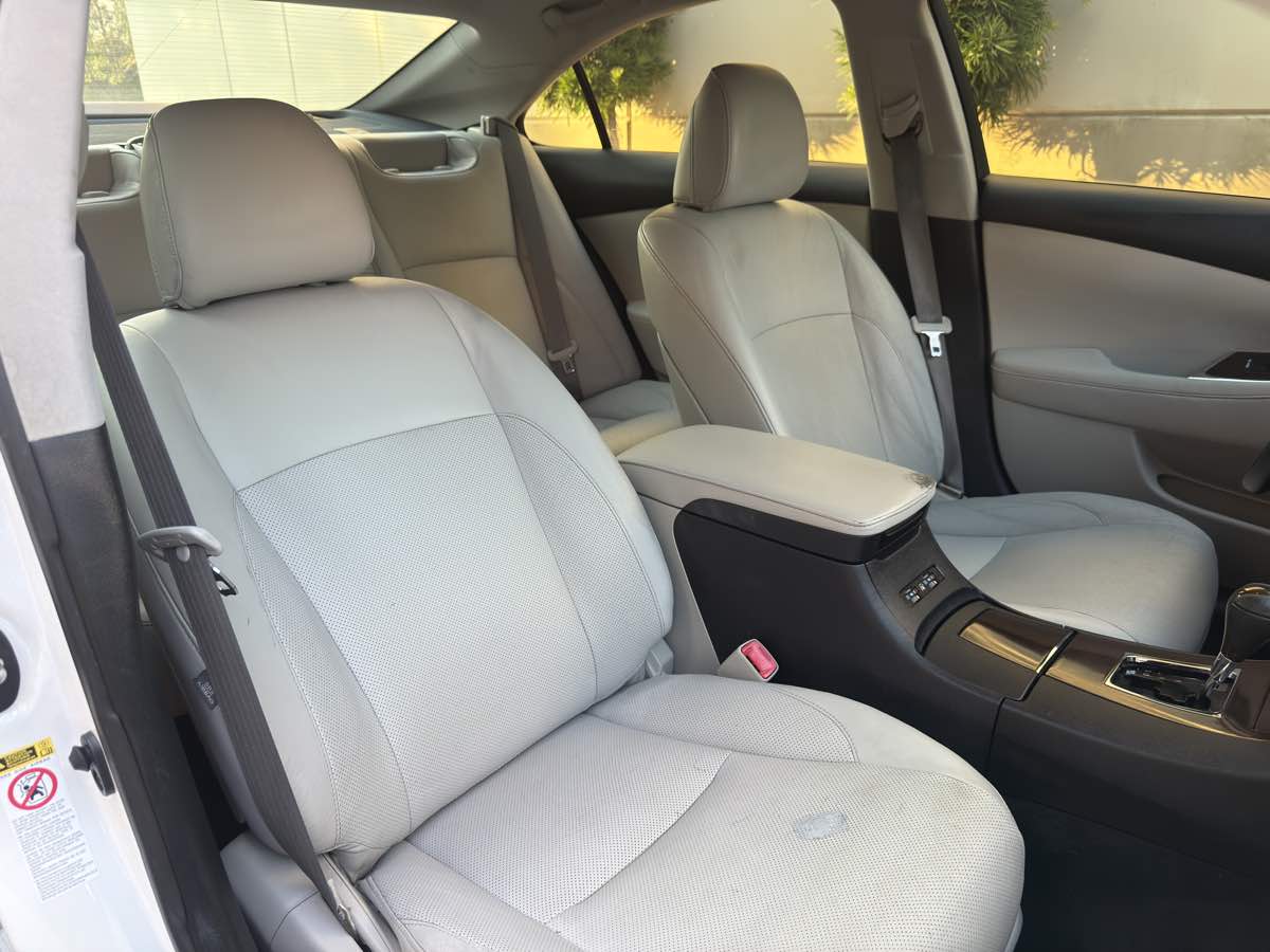 2011 Lexus ES 350 photo 58