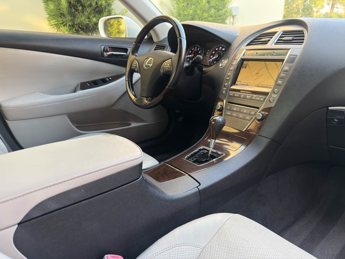 2011 Lexus ES 350 photo 60