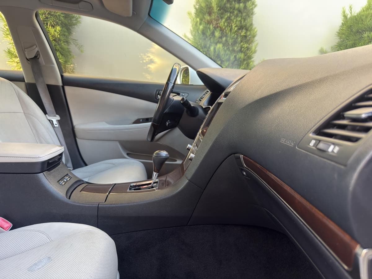 2011 Lexus ES 350 photo 62