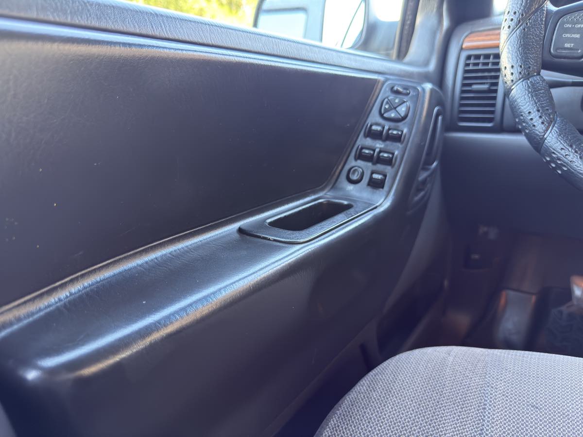 1999 Jeep Grand Cherokee Laredo photo 35