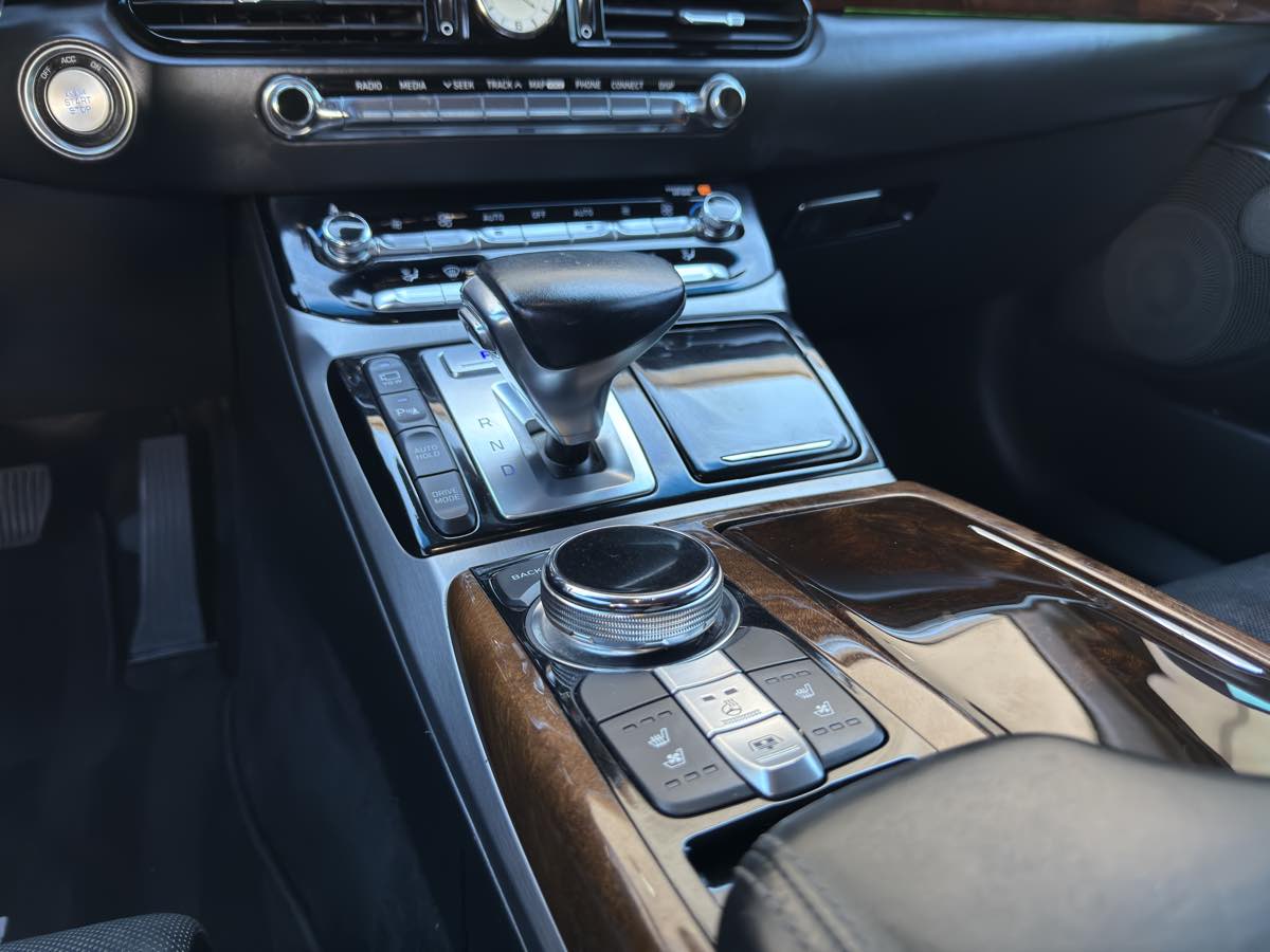 2018 Genesis G90 3.3T Premium photo 38