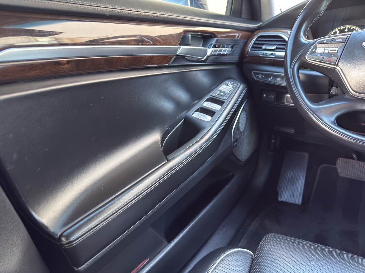 2018 Genesis G90 3.3T Premium photo 41