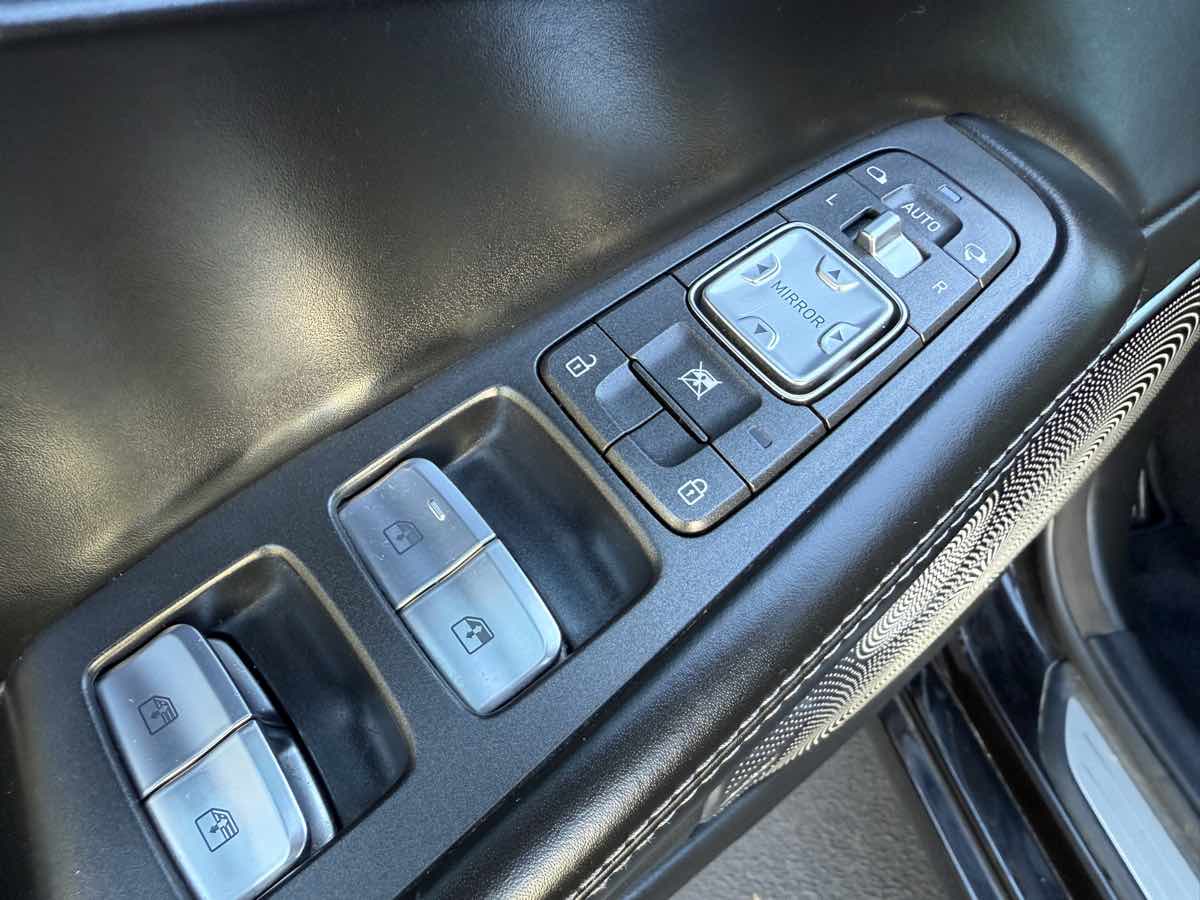 2018 Genesis G90 3.3T Premium photo 48