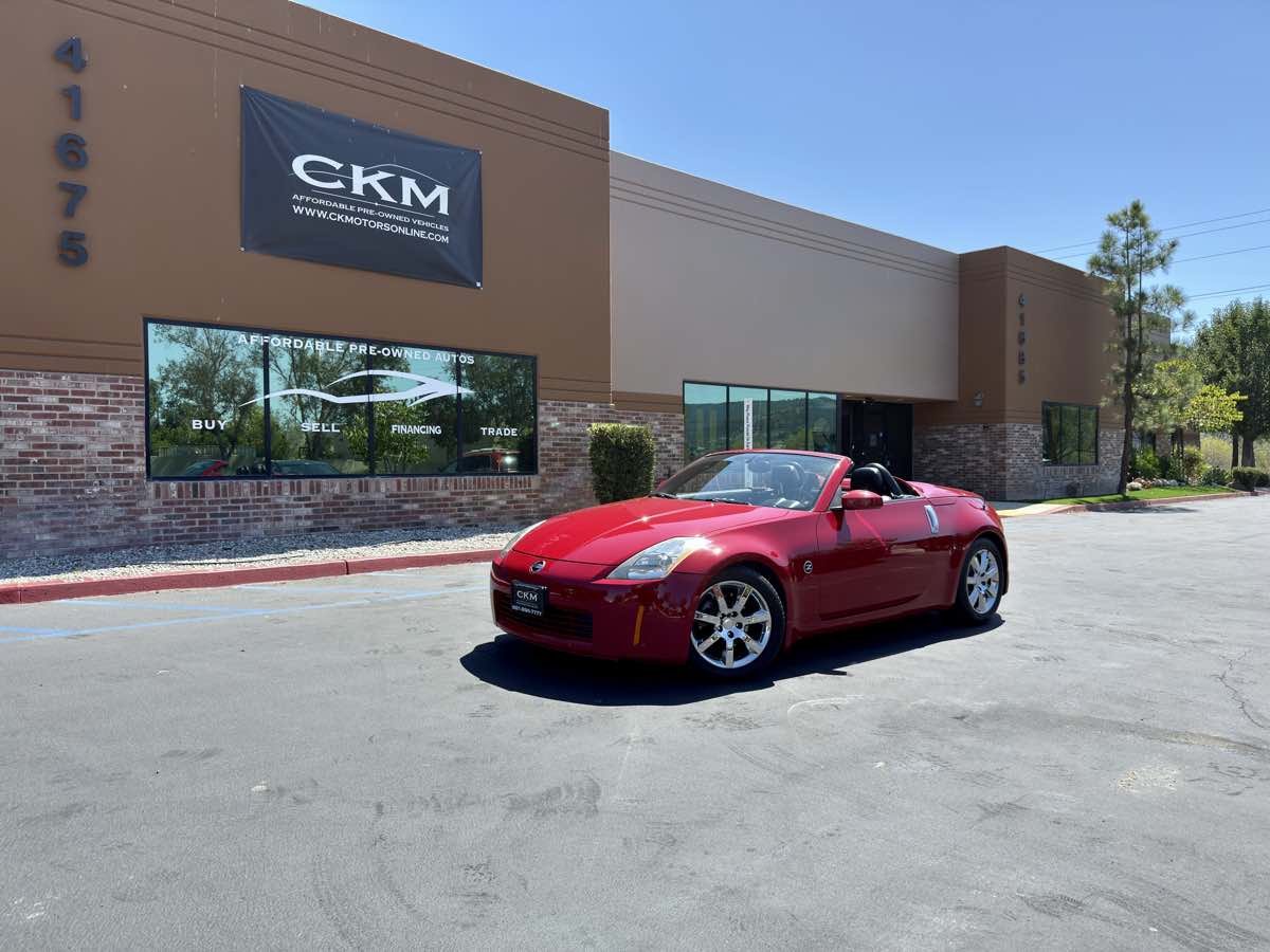 2005 Nissan 350Z Touring photo 2