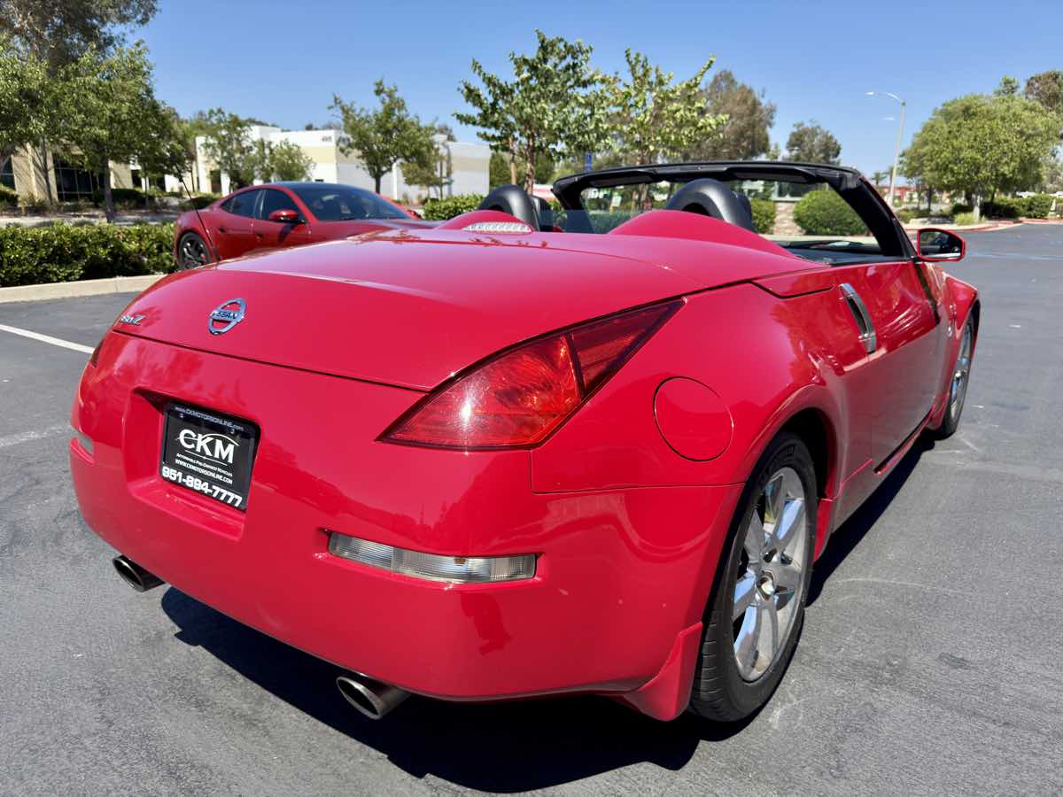 2005 Nissan 350Z Touring photo 12