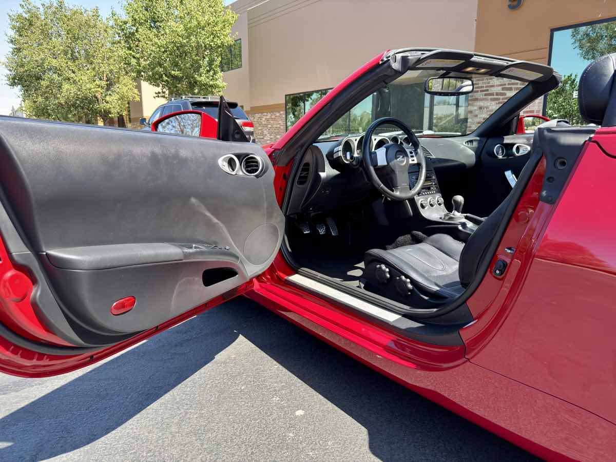 2005 Nissan 350Z Touring photo 23
