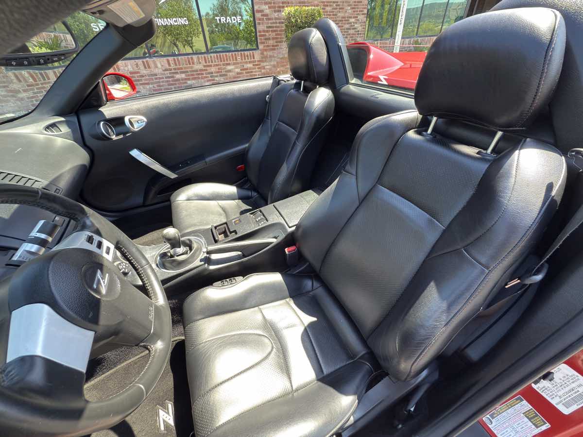 2005 Nissan 350Z Touring photo 29