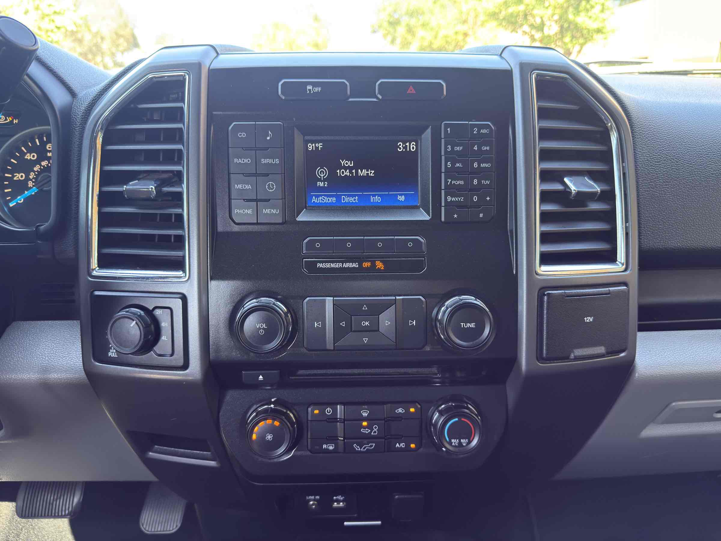 2015 Ford F-150 XLT photo 23