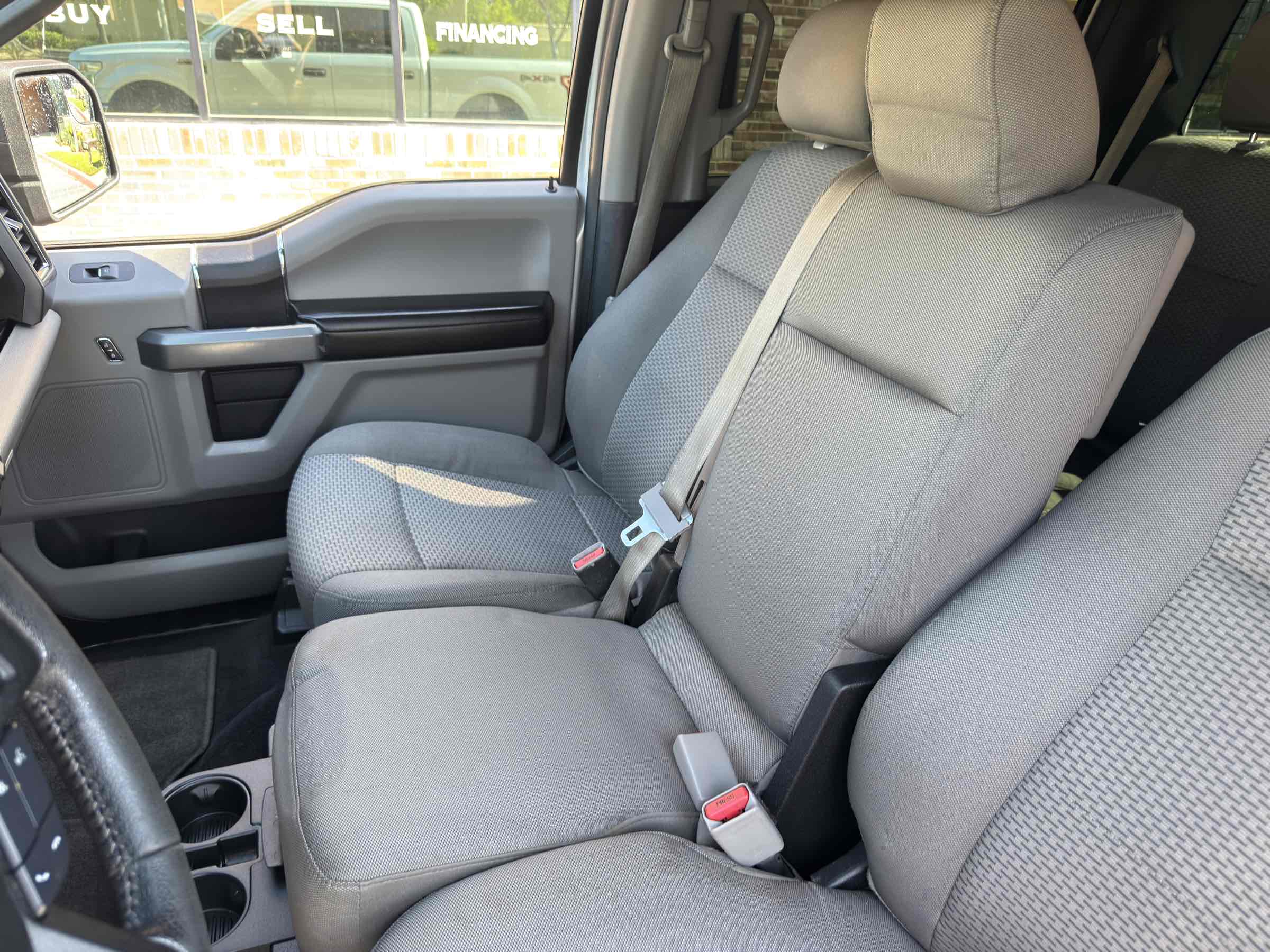 2015 Ford F-150 XLT photo 32