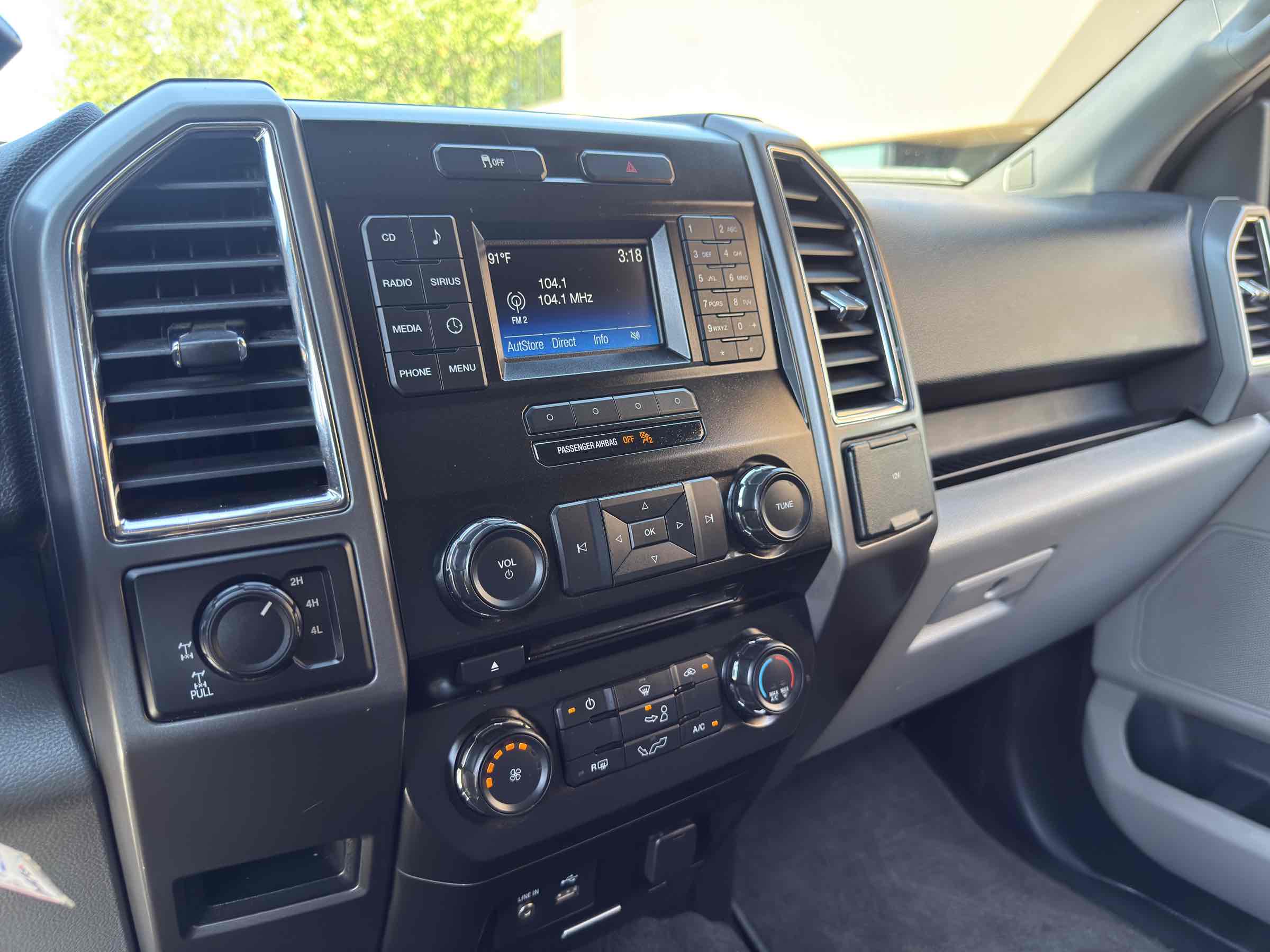 2015 Ford F-150 XLT photo 38