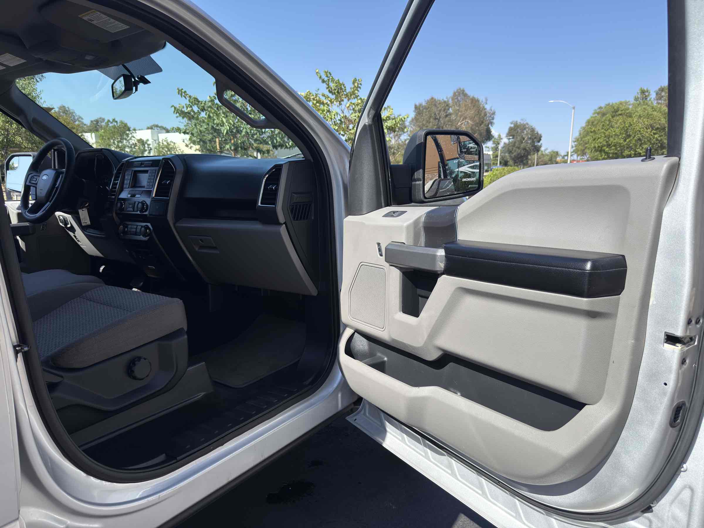 2015 Ford F-150 XLT photo 43