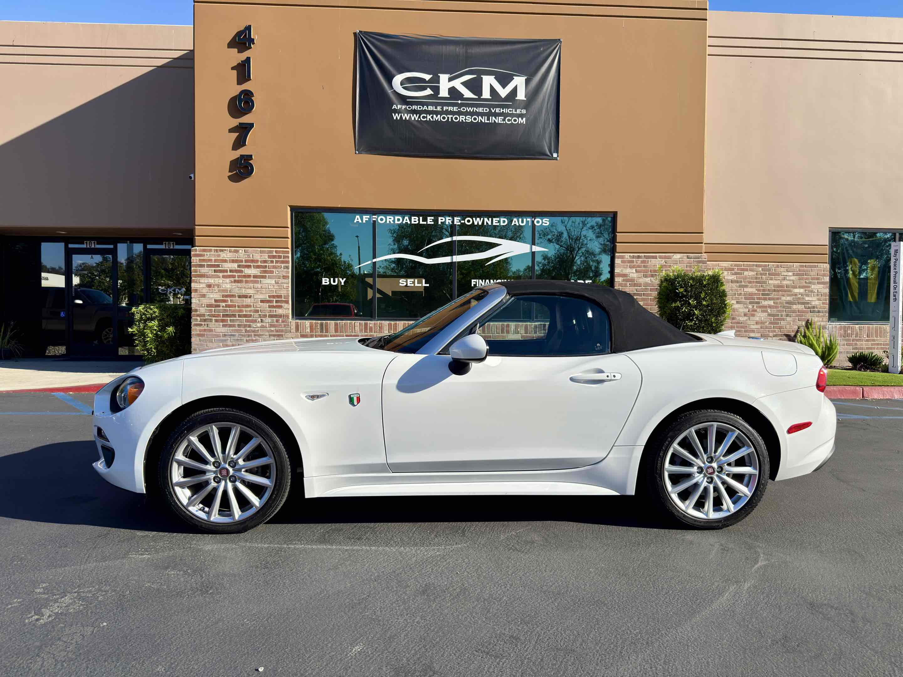 2017 Fiat 124 Spider Lusso photo 4