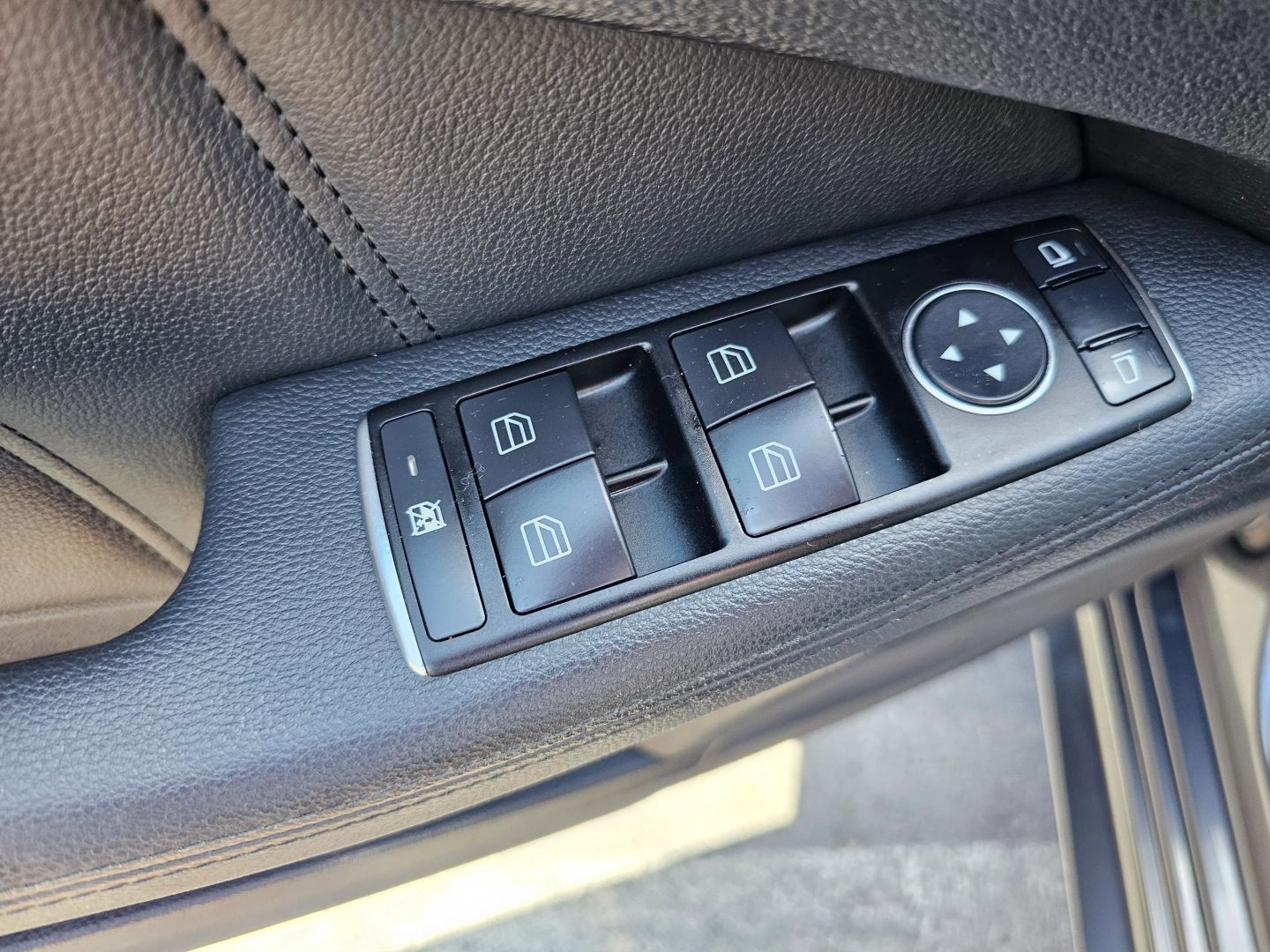 2012 Mercedes Benz E 350 photo 13