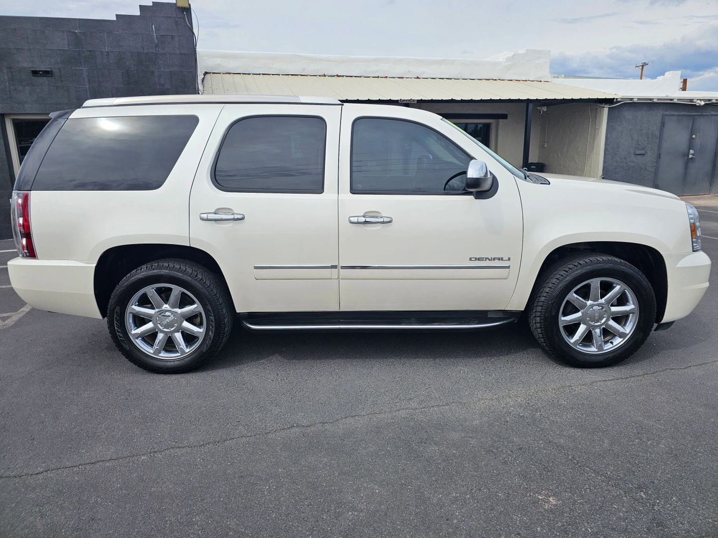 2010 Gmc Yukon Denali photo 2