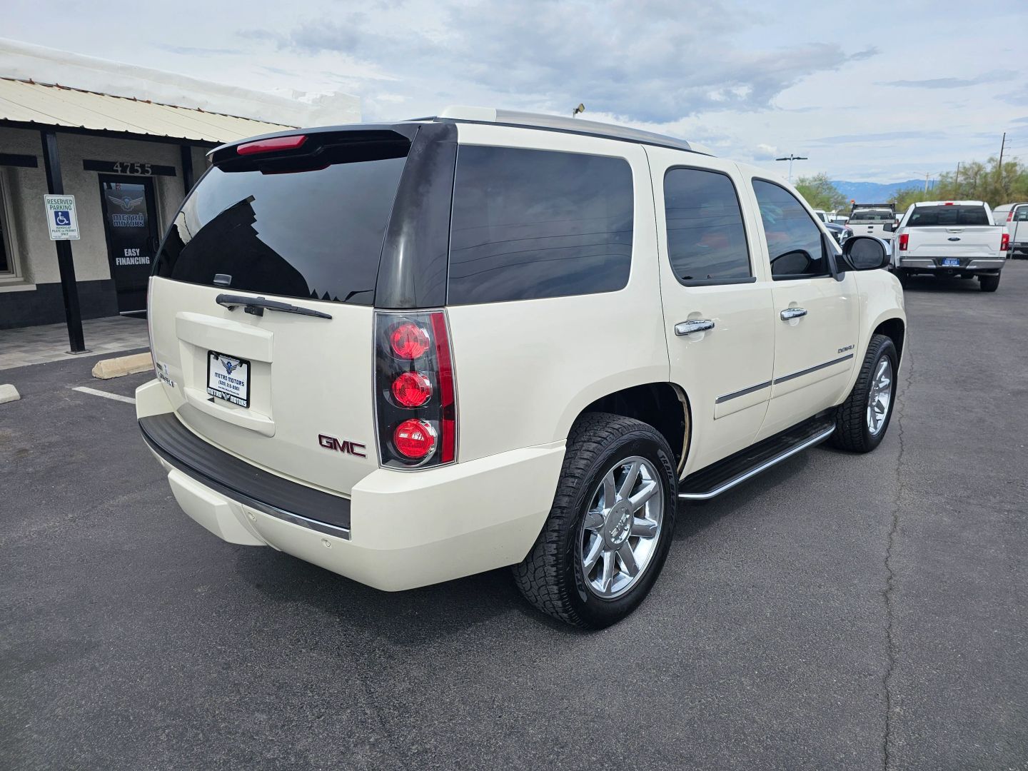 2010 Gmc Yukon Denali photo 3