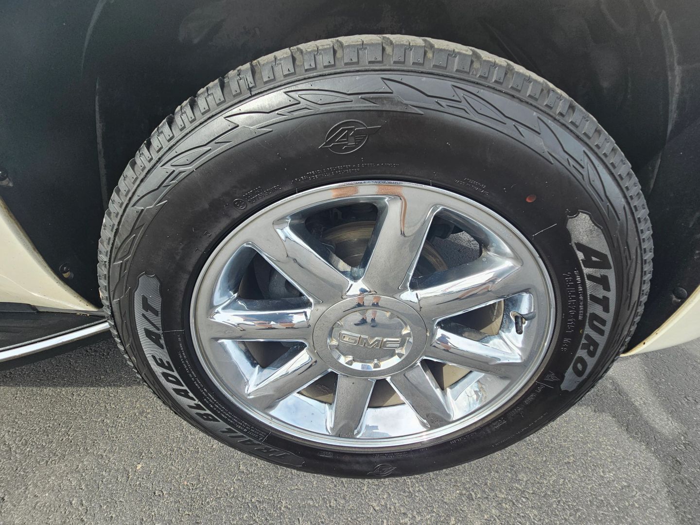 2010 Gmc Yukon Denali photo 31