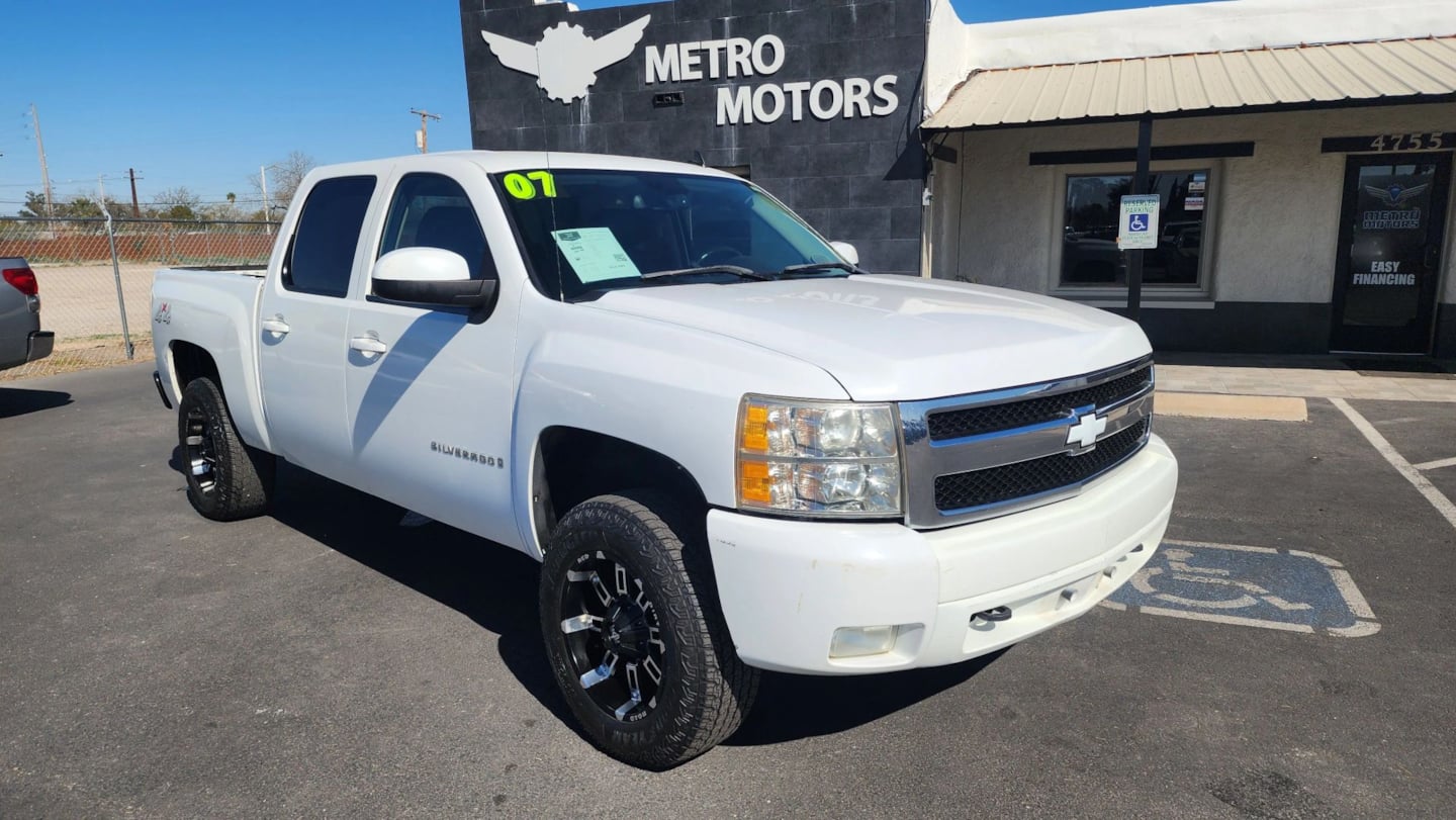 Chevrolet Silverado photo 2