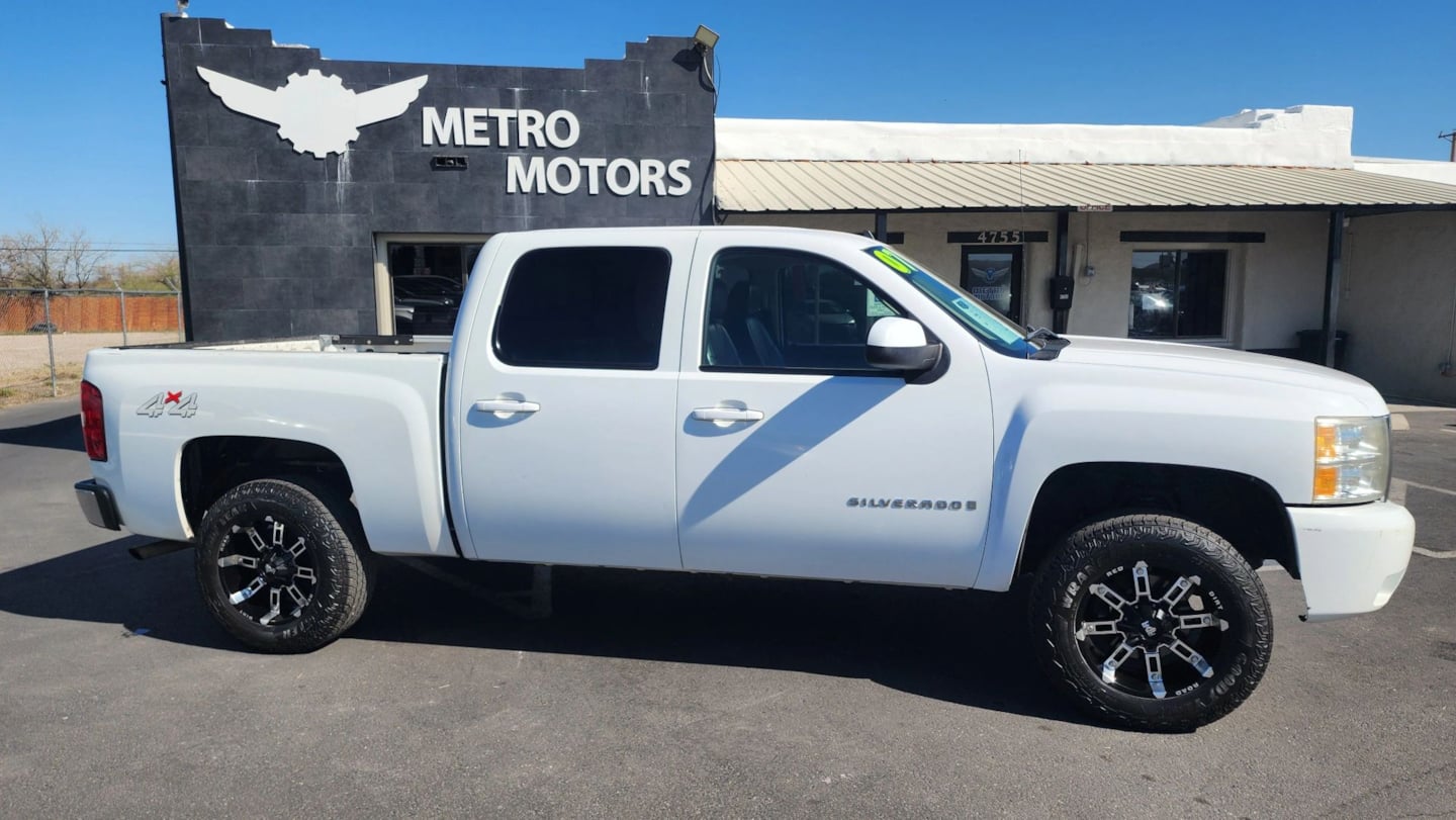 Chevrolet Silverado photo 3