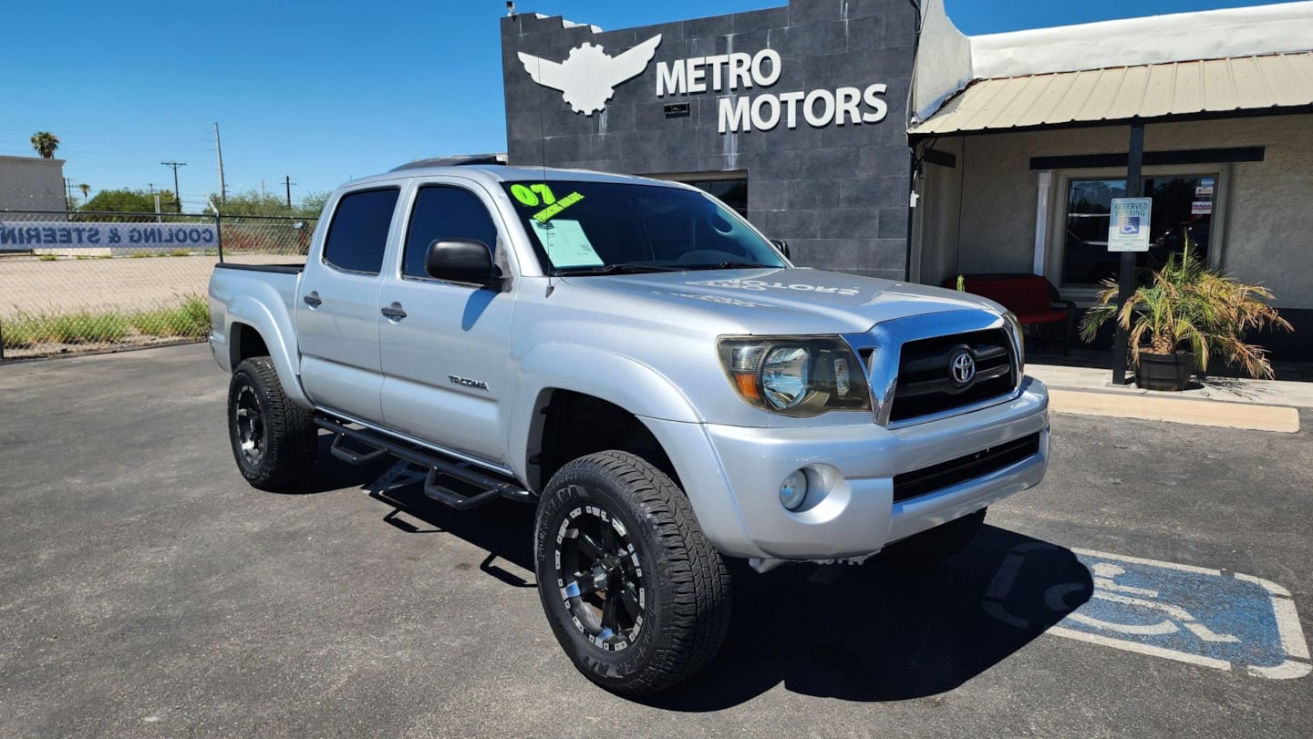 Toyota Tacoma photo 2