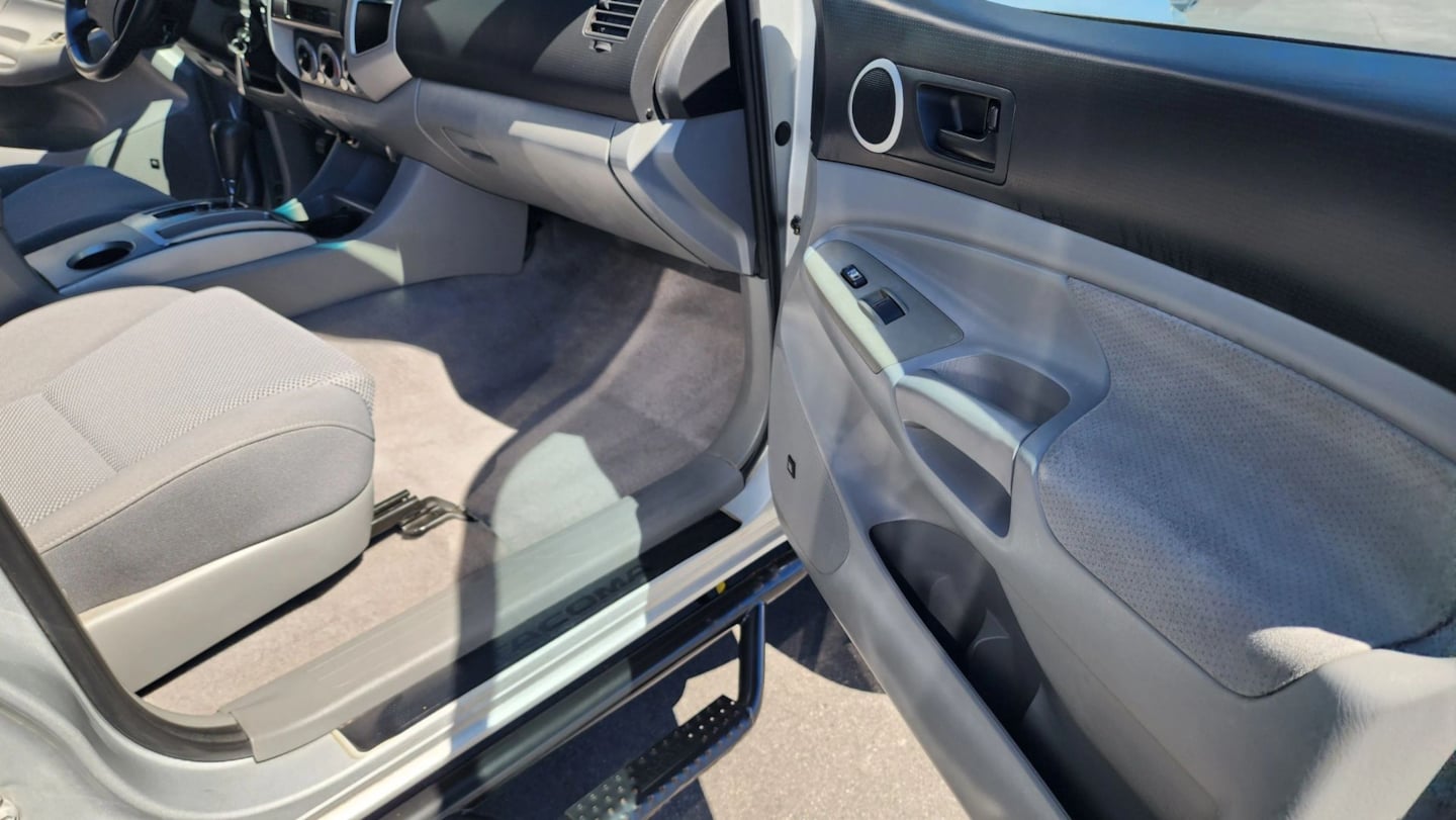 Toyota Tacoma photo 16