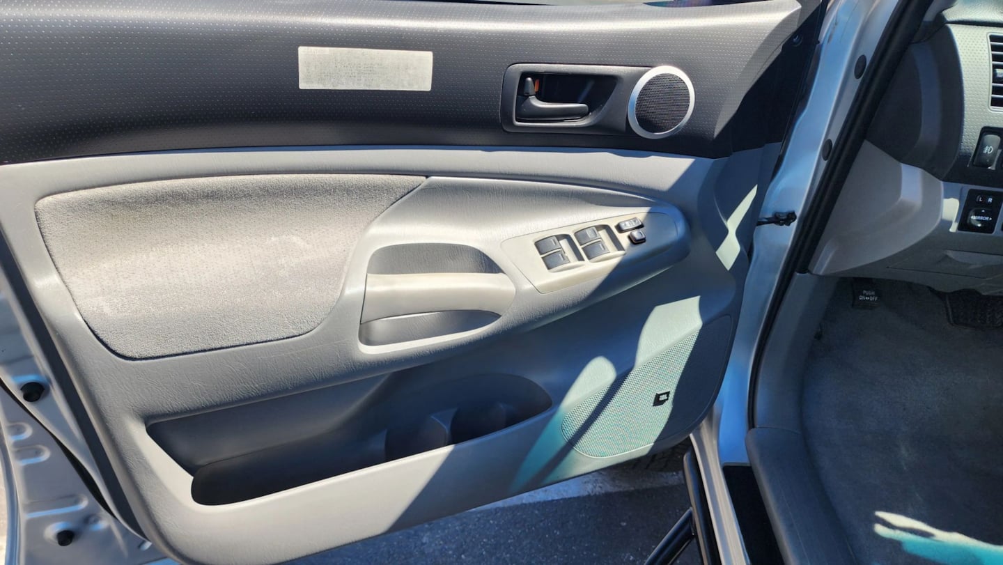 Toyota Tacoma photo 23