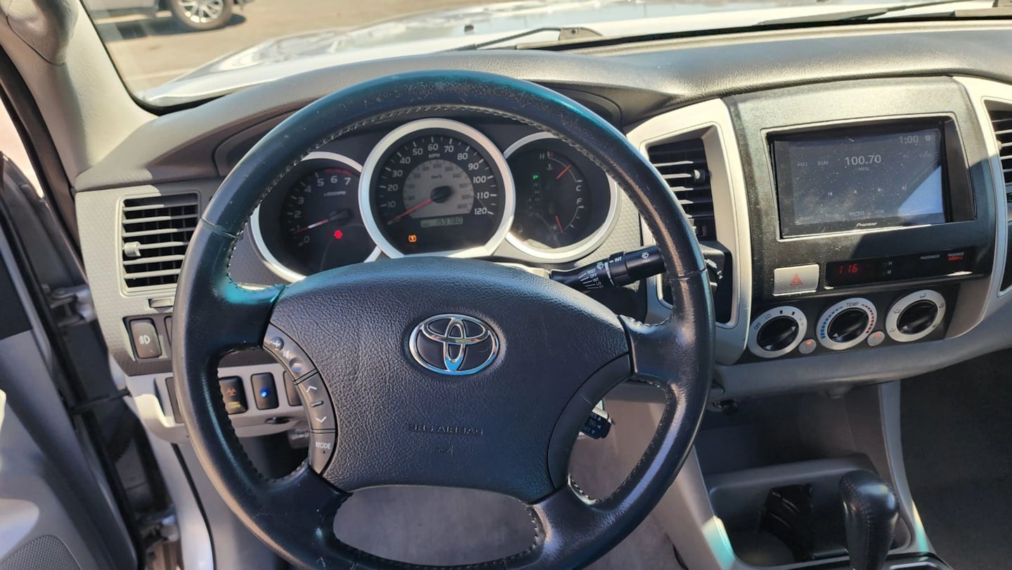 Toyota Tacoma photo 25