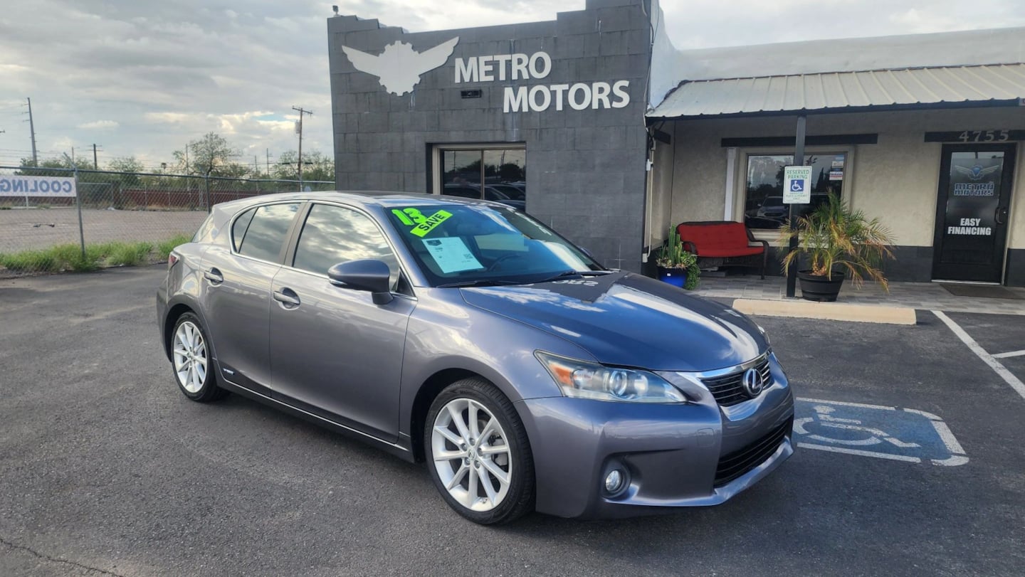 Lexus CT photo 2