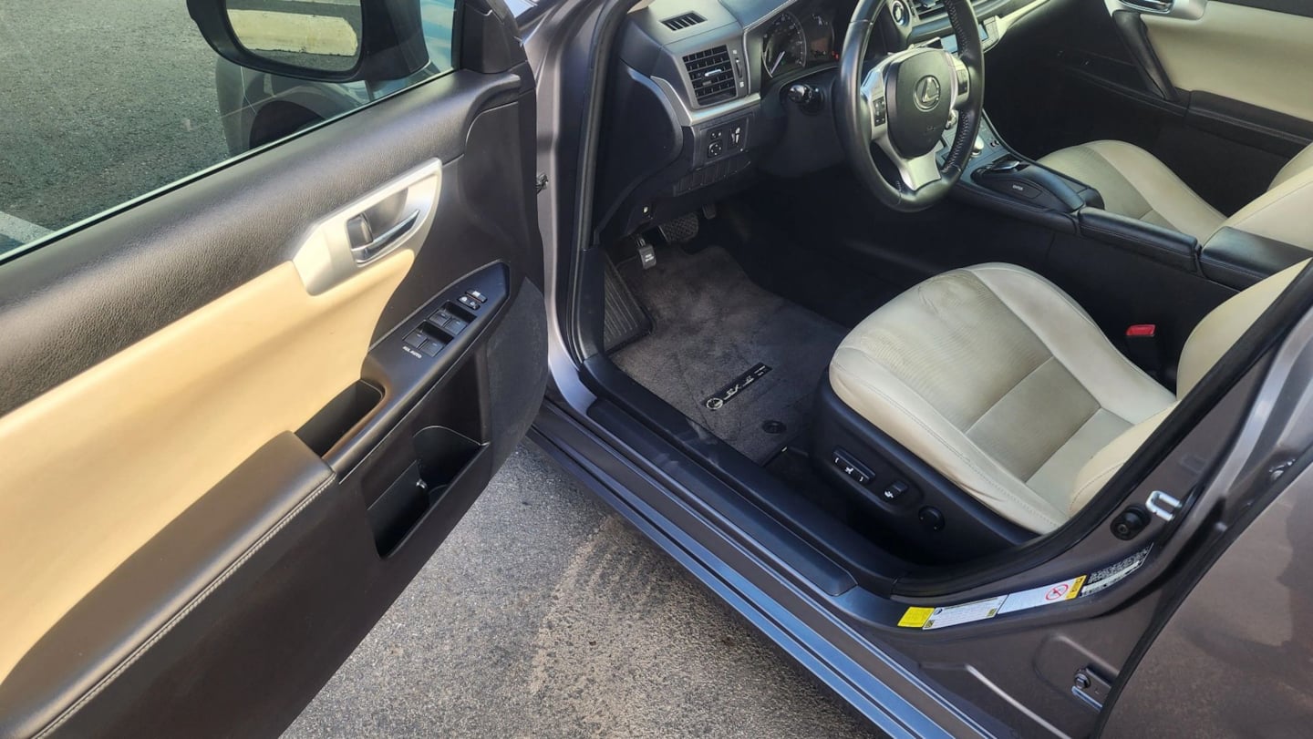 Lexus CT photo 10