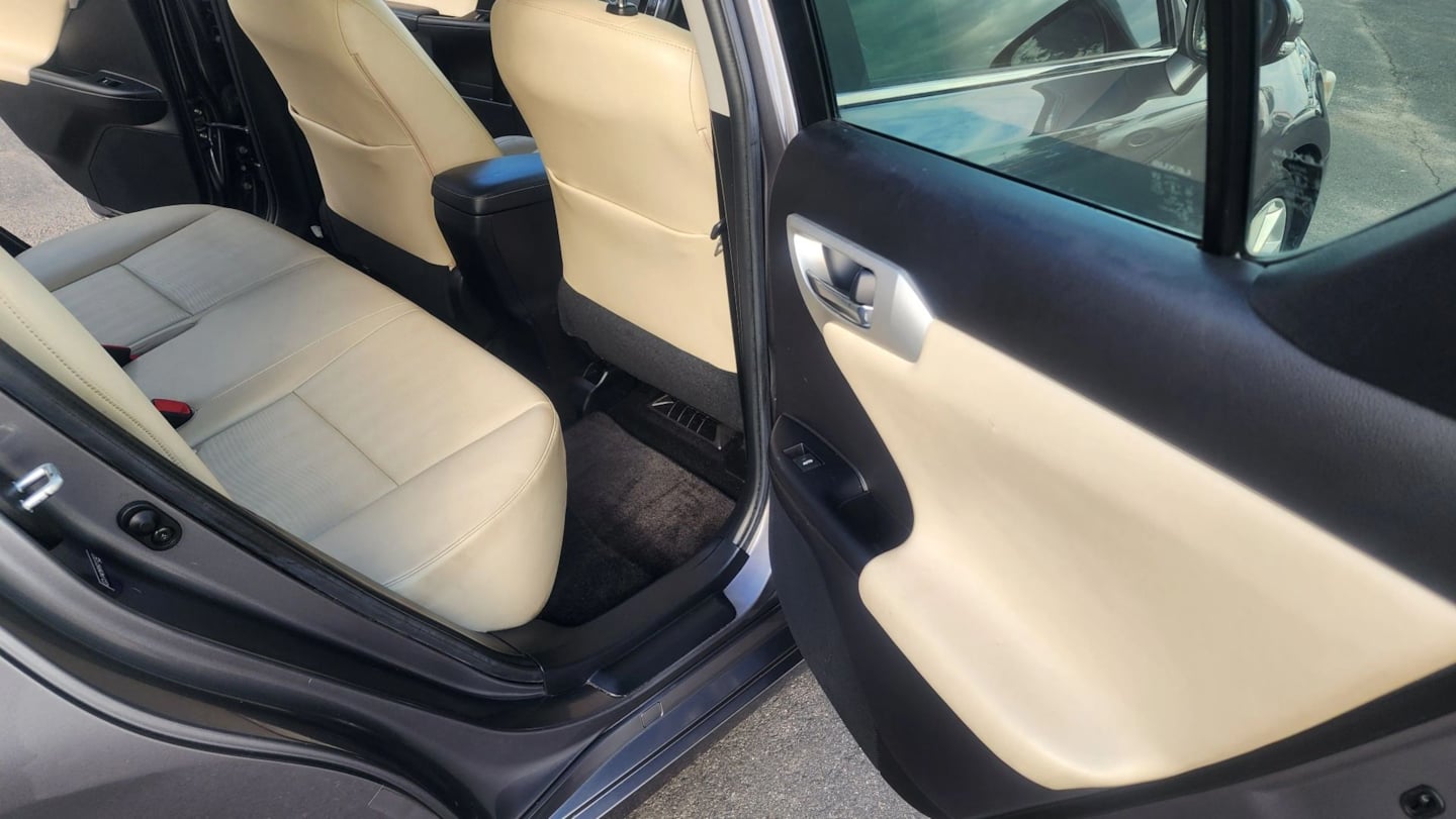 Lexus CT photo 14